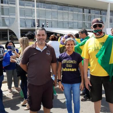 Grupo da União Patriótica de Caxias do Sul foi a Brasília prestar apoio ao presidente Jair Bolsonaro. Entre eles está a ex-scretária de Esporte e Lazer do Governo Daniel Guerra, Márcia Rohr da Cruz<!-- NICAID(14501762) -->