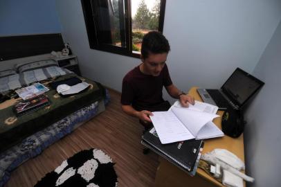  CAXIAS DO SUL, RS, BRASIL, 12/05/2020 - O estudante do 3º ano, Weslen Crocoli, 17 anos, se prepara para o vestibular estudando em casa. (Marcelo Casagrande/Agência RBS)<!-- NICAID(14498253) -->