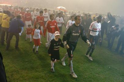 *** F.Gomes - Inter x SPO 1 ***Internacional e São Paulo jogam a última partida da Copa Libertadores da América 2006 no estádio Beira-Rio, em Porto Alegre. O São Paulo já foi campeão três vezes, enquanto o Inter vai em busca da sua primeira conquista.Times entram em campo. À frente do Inter, o goleiro Clemer.