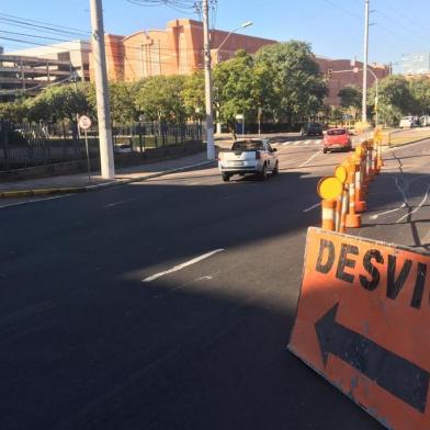 Avenida João Wallig é bloqueada para obras em Porto Alegre<!-- NICAID(14502217) -->