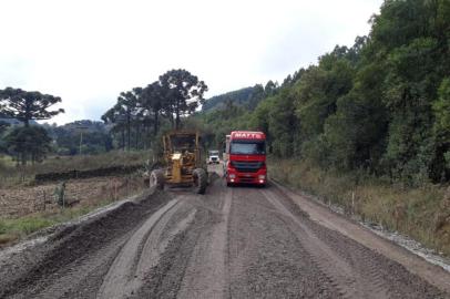 Asfaltamento de estrada que liga Antônio Prado e Nova Roma do Sul é retomado<!-- NICAID(14502219) -->