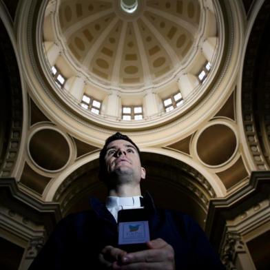  PORTO ALEGRE, RS, BRASIL, 18-05-2020: O padre Eduardo Kologeski dos Santos na Catedral Metropolitana com seu telefone. O sacerdote atende chamadas do serviço telefônico TelePaz, lançado pela igreja católica para qualquer pessoa em busca de um momento para expressar preocupações trazidas pela pandemia de covid-19 ou uma companhia para rezar. A iniciativa tem apoio e suporte técnico da Pucrs e funciona de segunda a domingo, das 9h às 12h, das 15h às 19h e das 20h às 23h, pelo número 3320-3800. (Foto: Mateus Bruxel / Agência RBS)Indexador: Mateus Bruxel<!-- NICAID(14502230) -->