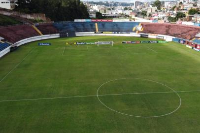 CAXIAS DO SUL, RS, BRASIL, 18/02/2020. Vista aérea do estádio Francisco Stédile, mais conhecido como Estádio Centenário. Ele serár palco do único jogo da final da Taça Cel. Ewaldo Poeta, primeiro turno do Campeonato Brasileiro. O confronto será SER Caxias x Grêmio, no próximo sábado (22/02).  (Porthus Junior/Agência RBS)<!-- NICAID(14423597) -->