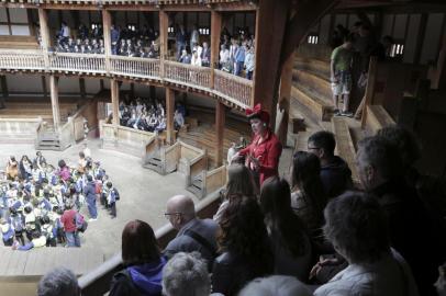 BOOKS-PAUL-LSPR-062414Visitors tour Shakespeares Globe Theatre in London, June 5, 2014. For travelers pursuing passions for literature and theater, the Globe offers 30-minute tours with its gritty details about inaccessible bathrooms, thatched roofs and rudimentary special effects. (Luke Tchalenko/The New York Times) Editoria: TLocal: LONDONIndexador: LUKE TCHALENKOFonte: NYTNSFotógrafo: STR