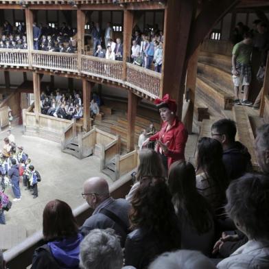 BOOKS-PAUL-LSPR-062414Visitors tour Shakespeares Globe Theatre in London, June 5, 2014. For travelers pursuing passions for literature and theater, the Globe offers 30-minute tours with its gritty details about inaccessible bathrooms, thatched roofs and rudimentary special effects. (Luke Tchalenko/The New York Times) Editoria: TLocal: LONDONIndexador: LUKE TCHALENKOFonte: NYTNSFotógrafo: STR