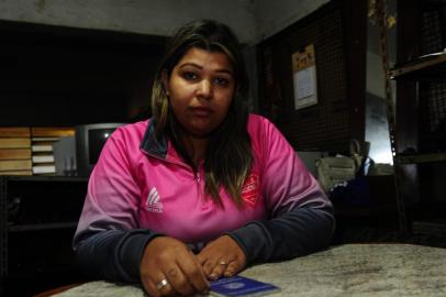  CAXIAS DO SUL, RS, BRASIL, 14/05/2020. Rosana Rodrigues da Silva, 32 anos, mãe de quatro crianças, está desempregada e depende de ajuda de outras pessoas. Ela é case de matéria sobre aumento da extrema pobreza na cidade em razão da crise. (Porthus Junior/Agência RBS)<!-- NICAID(14499774) -->