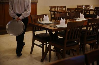  CANOAS, RS, BRASIL, 12-05-2020: Após decreto estadual, restaurantes começam a atender pessoas com uma série de novas normas de funcionamento. Na foto, Churrascaria e Pizzaria Jardim do Lago (FOTO FÉLIX ZUCCO/AGÊNCIA RBS, Editoria de Notícias).<!-- NICAID(14497926) -->