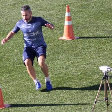  O São José retomou as atividades no Passo dAreia, colocando em prática criterioso protocolo sanitário contra o coronavírus, nesta segunda-feira (18). Na foto, o meia Alexandre.<!-- NICAID(14502531) -->