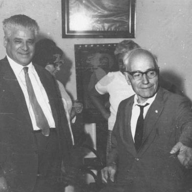 José Angelo Aloise (à direita) recebe o então governador do RS, Walter Peracchi de Barcelos, no final dos anos 1960.<!-- NICAID(14502248) -->