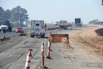  SAPUCAIA DO SUL, RS, BRASIL, 19/05/2020- Obras na BR-118. Foto: Ronaldo Bernardi / Agencia RBS<!-- NICAID(14502987) -->