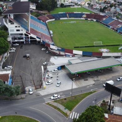 CAXIAS DO SUL, RS, BRASIL, 18/02/2020. Vista aérea do estádio Francisco Stédile, mais conhecido como Estádio Centenário. Ele serár palco do único jogo da final da Taça Cel. Ewaldo Poeta, primeiro turno do Campeonato Brasileiro. O confronto será SER Caxias x Grêmio, no próximo sábado (22/02).  (Porthus Junior/Agência RBS)<!-- NICAID(14424256) -->