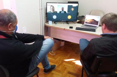 Sindicato dos Metalúrgicos de Caxias e Região tem audiência de mediação com a empresa Light Engine que vai encerrar atividades na cidade e demitiu cerca de 100 funcionários. Na foto, representantes do sindicato participando de videoconferência.<!-- NICAID(14503557) -->