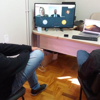 Sindicato dos Metalúrgicos de Caxias e Região tem audiência de mediação com a empresa Light Engine que vai encerrar atividades na cidade e demitiu cerca de 100 funcionários. Na foto, representantes do sindicato participando de videoconferência.<!-- NICAID(14503557) -->