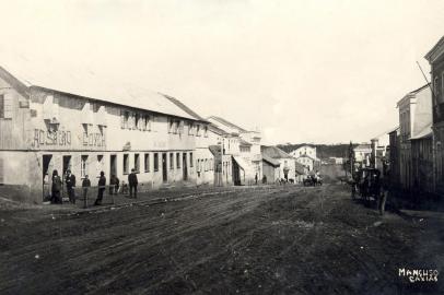 Salão Goyer (Barbearia Goyer), pertencente a Pedro Goyer, na esquina da Av. Júlio de Castilhos com a Rua Dr. Montaury, por volta de 1910.<!-- NICAID(14503119) -->