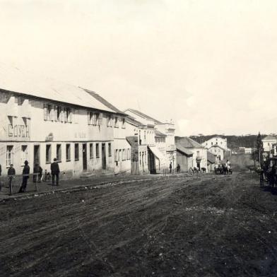 Salão Goyer (Barbearia Goyer), pertencente a Pedro Goyer, na esquina da Av. Júlio de Castilhos com a Rua Dr. Montaury, por volta de 1910.<!-- NICAID(14503119) -->