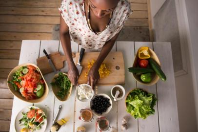  Young African Woman Cooking. Healthy Food - Vegetable Salad. Diet. Dieting Concept. Healthy Lifestyle. Cooking At Home. Prepare Food. Top View (Foto: Milles Studio / stock.adobe.com)Indexador: Kirill KedrinskiyFonte: 77821422<!-- NICAID(14282597) -->