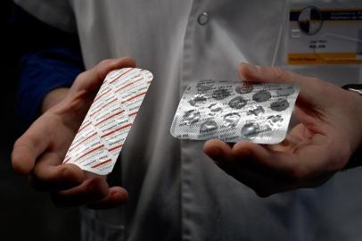  (FILES) In this file photo taken on February 26, 2020 a medical staff shows at the IHU Mediterranee Infection Institute in Marseille, packets of a Nivaquine, tablets containing chloroquine and Plaqueril, tablets containing hydroxychloroquine, drugs that has shown signs of effectiveness against coronavirus. - On March 29, 2020,a limited emergency-use authorization for two antimalarial drugs touted as game-changers by President Donald Trump has been issued by the US Food and Drug Administration to treat coronavirus patients. In a statement published Sunday, the US Department of Health and Human Services detailed recent donations of medicine to a national stockpile -- including chloroquine and hydroxychloroquine, both being investigated as potential COVID-19 treatments. (Photo by GERARD JULIEN / AFP)Editoria: HTHLocal: MarseilleIndexador: GERARD JULIENSecao: diseaseFonte: AFPFotógrafo: STF<!-- NICAID(14467796) -->