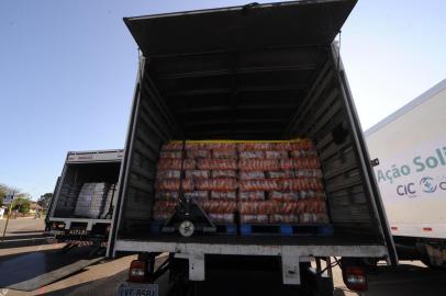  CAXIAS DO SUL, RS, BRASIL, 20/05/2020 - Em ação solidária, a CIC entregou 130 toneladas de alimentos à prefeitura. A entrega ocorreu no estacionamento dos pavilhões da Festa da Uva. (Marcelo Casagrande/Agência RBS)<!-- NICAID(14503849) -->