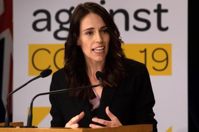  New Zealands Prime Minister Jacinda Ardern speaks to the media during a press conference one day before the country goes on lockdown to stop any progress of the COVID-19 coronavirus, at Parliament in Wellington on March 24, 2020. (Photo by Marty MELVILLE / AFP)Editoria: HTHLocal: WellingtonIndexador: MARTY MELVILLESecao: diseaseFonte: AFPFotógrafo: STR<!-- NICAID(14478703) -->