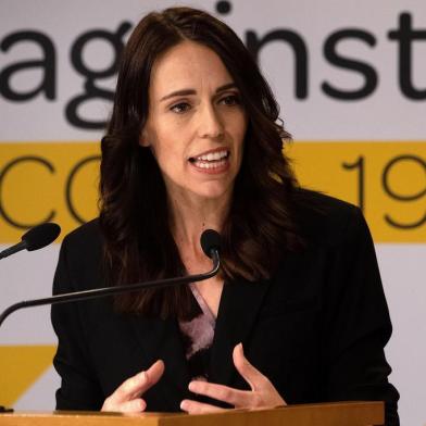  New Zealand's Prime Minister Jacinda Ardern speaks to the media during a press conference one day before the country goes on lockdown to stop any progress of the COVID-19 coronavirus, at Parliament in Wellington on March 24, 2020. (Photo by Marty MELVILLE / AFP)Editoria: HTHLocal: WellingtonIndexador: MARTY MELVILLESecao: diseaseFonte: AFPFotógrafo: STR<!-- NICAID(14478703) -->