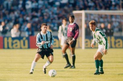 Foto de Carlos Miguel, (E) do Grêmio, e de Fernando, do Juventude, no jogo final do Gauchão de 1996, no Olímpico. O Tricolor meteu 4 a 0 no Ju.#PÁGINA:48#EDIÇÃO:2ª Fonte: Pioneiro<!-- NICAID(744363) -->