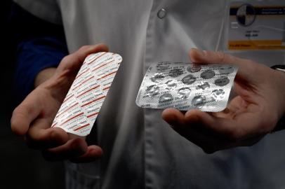  (FILES) In this file photo taken on February 26, 2020 a medical staff shows at the IHU Mediterranee Infection Institute in Marseille, packets of a Nivaquine, tablets containing chloroquine and Plaqueril, tablets containing hydroxychloroquine, drugs that has shown signs of effectiveness against coronavirus. - On March 29, 2020,a limited emergency-use authorization for two antimalarial drugs touted as game-changers by President Donald Trump has been issued by the US Food and Drug Administration to treat coronavirus patients. In a statement published Sunday, the US Department of Health and Human Services detailed recent donations of medicine to a national stockpile -- including chloroquine and hydroxychloroquine, both being investigated as potential COVID-19 treatments. (Photo by GERARD JULIEN / AFP)Editoria: HTHLocal: MarseilleIndexador: GERARD JULIENSecao: diseaseFonte: AFPFotógrafo: STF<!-- NICAID(14467796) -->