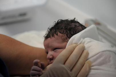  CAXIAS DO SUL, RS, BRASIL, 18/01/2019Valdeni Lampugnani de Andrade e Janaína Riva da Silva, pais do Lucca, participaram do primeiro parto césaro realizado na abertura da unidade materno-infantil do Hospital da Unimed, em Caxias. avós maternos - Isaleno da Silva (camisa listrada) e Regilene da Silva(loira), pais de Janaína e avós de Lucca.Madrinhas Patrícia Broilo (loira) e Caroline da Silva(Lucas Amorelli/Agência RBS)<!-- NICAID(13920985) -->