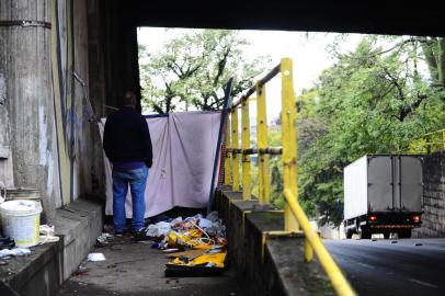  CAXIAS DO SUL, RS, BRASIL, 12/05/2020. FAS diz que houve redução de moradores de rua em Caxias do Sul. Em alguns pontos, realmente parece ter diminuído. Em outros pontos, pessoas seguem residindo nas calçadas e até mesmo sobre paradas de ônibus. Na foto, moradores sob o viaduto na rua Thomas Beltrão de Queiróz. (Porthus Junior/Agência RBS)<!-- NICAID(14498189) -->