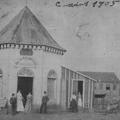 Quiosque da família de Anúncio Ungaretti, na Praça Dante Alighieri, por volta de 1905. Comercializava fazendas, perfumaria, tecidos, palas e chapéus.<!-- NICAID(12421515) -->