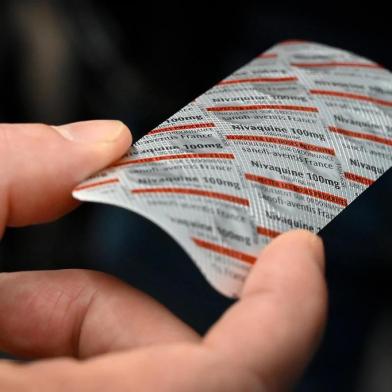  (FILES) In this file photo taken on February 26, 2020 a medical staff shows at the IHU Mediterranee Infection Institute in Marseille, a packet of Nivaquine, tablets containing chloroquine, a commonly used malaria drug that has shown signs of effectiveness against coronavirus, according to a study conducted in several Chinese hospitals. (Photo by GERARD JULIEN / AFP)Editoria: HTHLocal: MarseilleIndexador: GERARD JULIENSecao: diseaseFonte: AFPFotógrafo: STF<!-- NICAID(14467795) -->