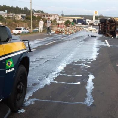 Motorista de caminhão fica ferido após acidente na BR-386<!-- NICAID(14504726) -->