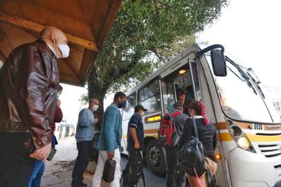  PORTO ALEGRE, RS, BRASIL,21/05/2020-Unificação de linhas gera lotação em ônibus. Foto: Lauro Alves / Agencia RBS<!-- NICAID(14504735) -->