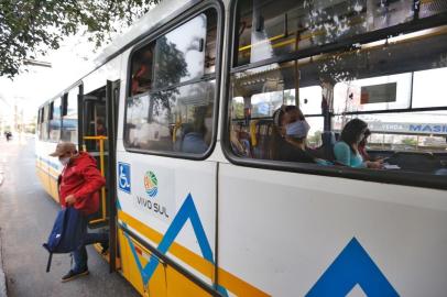  PORTO ALEGRE, RS, BRASIL,21/05/2020-Unificação de linhas gera lotação em ônibus. Foto: Lauro Alves / Agencia RBS<!-- NICAID(14504740) -->