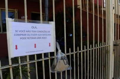  CAXIAS DO SUL, RS, BRASIL, 19/05/2020. Caxiense costura máscaras e pendura no portão para doar a quem precisa. Cuidar do próximo, fazer o bem e pensar no coletivo. Atos de bondade que podem ajudar a quem mais precisa. Edina Amandio Bianchi, 37 anos, confecciona máscaras e as deixa pendurada no portão de sua casa na Rua Vereador Otto Scheifler, no bairro Desvio Rizzo. (Porthus Junior/Agência RBS)<!-- NICAID(14503243) -->