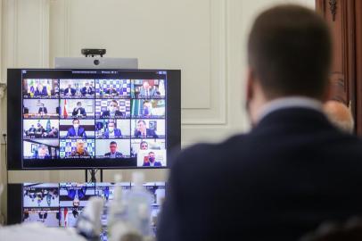  PORTO ALEGRE, RS, BRASIL, 21/05/2020 - O governador Eduardo Leite se reuniu, na manhã desta quinta-feira (21/5), por videoconferência, com o presidente da República, Jair Bolsonaro e governadores de outros estados da federação. Fotos: Felipe Dalla Valle/Palácio PiratiniIndexador: Felipe Dalla Valle<!-- NICAID(14504823) -->