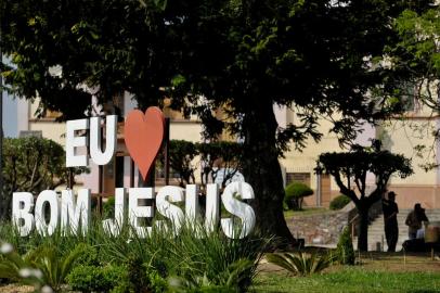 BOM JESUS, RS, BRASIL,  03/10/2019Bom Jesus contabiliza 9 homicídios neste ano, três vezes mais do que em todo ano passado. Comunidade está assustada, se sentindo insegura. Comissão pró-segurança pede por um delegado da Polícia Civil na cidade e mais efetivo da Brigada Militar. Praça do centro de Bom Jesus(Lucas Amorelli/Agência RBS)<!-- NICAID(14275189) -->