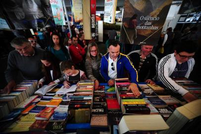  CAXIAS DO SUL, RS, BRASIL, 04/10/2015 - Movimento na 31ª Feira do livro de Caxias do Sul na Praça Dante Alighieri. (JONAS RAMOS/AGÊNCIA RBS)Indexador: JONAS RAMOS                     <!-- NICAID(11728819) -->