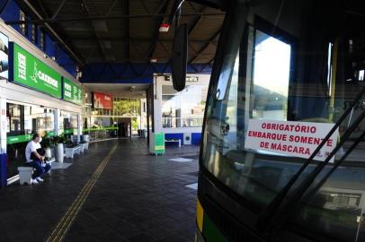  CAXIAS DO SUL, RS, BRASIL, 198/05/2020. Estação Rodoviária de Caxias do Sul. Com flexibilização das restrições governamentais, movimento na rodoviária começa a ser retomado, porém ainda está girando em torno de 30% em relação ao fluxo que era registrado antes da pandemia.Mesmo sob risco, passageiros deslocam-se para encontrarem familiares em outras cidades. (Porthus Junior/Agência RBS)<!-- NICAID(14503231) -->