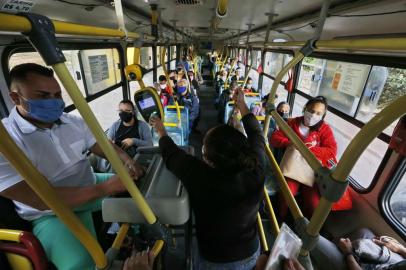  PORTO ALEGRE, RS, BRASIL,21/05/2020-Unificação de linhas gera lotação em ônibus. Foto: Lauro Alves / Agencia RBS<!-- NICAID(14504837) -->