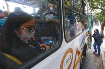  PORTO ALEGRE, RS, BRASIL,21/05/2020-Unificação de linhas gera lotação em ônibus. Foto: Lauro Alves / Agencia RBS<!-- NICAID(14504739) -->