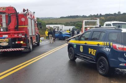  ****EM BAIXA****Passo Fundo, RS, BRASIL,22/05/2020- Acidente entre carro e caminhão deixa duas pessoas mortas na BR-285, em Passo Fundo. FOTO:  Polícia Rodoviária Federal       / Divulgação<!-- NICAID(14505764) -->