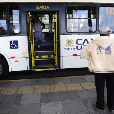 CAXIAS DO SUL, RS, BRASIL, 07/05/2020. Sobe em mais de 1.500% o número de idosos no transporte coletivo com a liberação da gratuidade acima de 65 anos. De cerca de 300 passes por dia que estavam transitando em ônibus nas últimas semanas, ontem foram 5.350 usuários idosos nos coletivos. Movimento na EPI Floresta. Na foto, Eroni Lemos, 72 anos. (Porthus Junior/Agência RBS)<!-- NICAID(14495053) -->