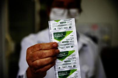  PORTO ALEGRE, RS, BRASIL, 22-05-2020: Cartelas das medicações Difosfato de Cloroquina, e Sulfato de Hidroxicloroquina, distribuídas na rede pública de saúde pelo SUS (FOTO FÉLIX ZUCCO/AGÊNCIA RBS, Editoria de Notícias).<!-- NICAID(14505864) -->