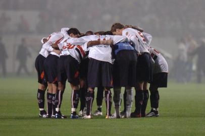 *** Emerson Souza - Inter 1 ***Internacional e São Paulo jogam a última partida da Copa Libertadores da América 2006 no estádio Beira-Rio, em Porto Alegre. O São Paulo já foi campeão três vezes, enquanto o Inter vai em busca da sua primeira conquista. Time do São Paulo no centro do campo antes do início da partida.