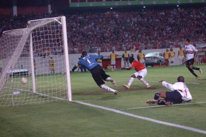 *** Friolin - Inter gol Tinga 1 ***Internacional e São Paulo jogam a última partida da Copa Libertadores da América 2006 no estádio Beira-Rio, em Porto Alegre. O São Paulo já foi campeão três vezes, enquanto o Inter vai em busca da sua primeira conquista.Tinga, em jogada com Fernandão, faz 2 a 1 Inter.