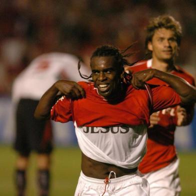 *** F.Gomes - Inter X SPO 4 ***Internacional e São Paulo jogam a última partida da Copa Libertadores da América 2006 no estádio Beira-Rio, em Porto Alegre. O São Paulo já foi campeão três vezes, enquanto o Inter vai em busca da sua primeira conquista.Tinga faz Inter 2 a 1 e corre para comemorar. Atrás., Rafael Sobis.