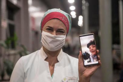  PORTO ALEGRE, RS, BRASIL - 2020.05.21 -  A enfermeira Maria Isabel Michel Batista, 44, que trabalha no hospital Cristo Redentor, em Porto Alegre, resolveu mandar os dois filhos, Matheus Michel Batista de Menezes, 17, e Markus Michel Batista de Menezes, 10, para a cidade de São José das Missões, onde moram os pais dela. O objetivo é se ajustar melhor às novas rotinas (ela trabalha de noite, eles têm aula online de dia) e protegê-los do coronavírus, especialmente por conta da profissão dela. (Foto: ANDRÉ ÁVILA/ Agência RBS)Indexador: Andre Avila<!-- NICAID(14505614) -->