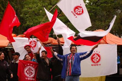 *** 08/16-charles- camelos   ***Venda de bandeiras e acessórios colorados nos camelôs para a final da Libertadores da América.