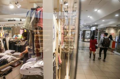  PORTO ALEGRE, RS, BRASIL - 2020.05.22 - Reabertura de shoppings na capital. O Shopping Total abriu as portas e algumas lojas para clientes nesta sexta. Na entrada os clientes têm sua temperatura medida e marcações no piso marcam o distanciamento necessário (Foto: ANDRÉ ÁVILA/ Agência RBS)Indexador: Andre Avila<!-- NICAID(14506217) -->