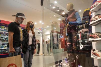  PORTO ALEGRE, RS, BRASIL - 2020.05.22 - Reabertura de shoppings na capital. O Shopping Total abriu as portas e algumas lojas para clientes nesta sexta. Na entrada os clientes têm sua temperatura medida e marcações no piso marcam o distanciamento necessário. Na imagem: João Niederauer, 60 anos, professor. Marjane Pinto de Souza, 52. (Foto: ANDRÉ ÁVILA/ Agência RBS)Indexador: Andre Avila<!-- NICAID(14506221) -->